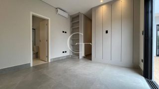 Casa Nova e Sofisticada com 3 Suítes e Piscina no Condomínio Saint Paul á Venda