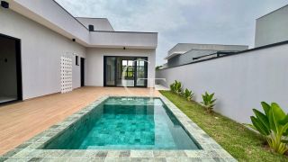 Casa Nova e Sofisticada com 3 Suítes e Piscina no Condomínio Saint Paul á Venda