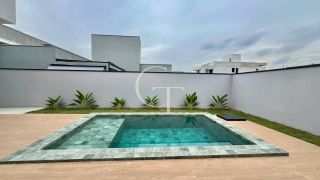 Casa Nova e Sofisticada com 3 Suítes e Piscina no Condomínio Saint Paul á Venda