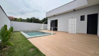 Casa Nova e Sofisticada com 3 Suítes e Piscina no Condomínio Saint Paul á Venda