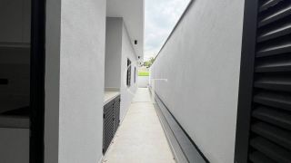 Casa Nova e Sofisticada com 3 Suítes e Piscina no Condomínio Saint Paul á Venda