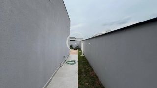 Casa Nova e Sofisticada com 3 Suítes e Piscina no Condomínio Saint Paul á Venda