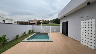 Casa Nova e Sofisticada com 3 Suítes e Piscina no Condomínio Saint Paul á Venda