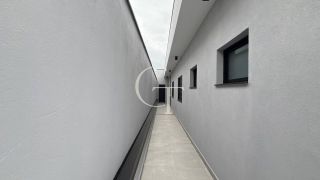 Casa Nova e Sofisticada com 3 Suítes e Piscina no Condomínio Saint Paul á Venda