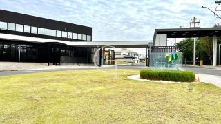 Casa Nova e Sofisticada com 3 Suítes e Piscina no Condomínio Saint Paul á Venda