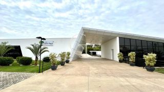 Casa Nova e Sofisticada com 3 Suítes e Piscina no Condomínio Saint Paul á Venda