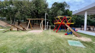 Casa Nova e Sofisticada com 3 Suítes e Piscina no Condomínio Saint Paul á Venda