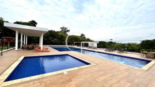 Casa Nova e Sofisticada com 3 Suítes e Piscina no Condomínio Saint Paul á Venda