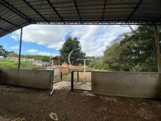 Sítio Para Vender com linda casa com lago em Porto Feliz