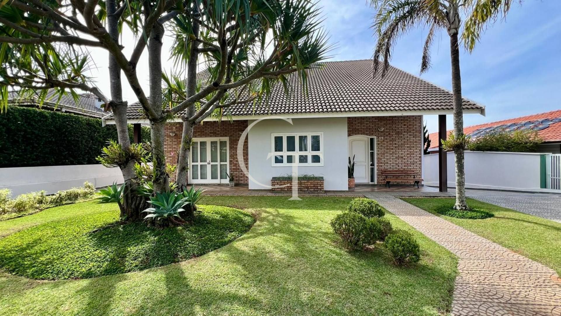 Tradição e aconchego Casa à Venda no Condomínio Campos Santo Antônio