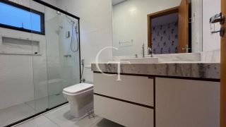 Casa Térrea Semi- Mobiliada com 3 Suítes para Locação no Condomínio Vila dos Manacás