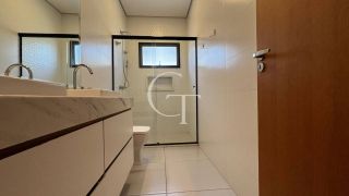 Casa Térrea Semi- Mobiliada com 3 Suítes para Locação no Condomínio Vila dos Manacás