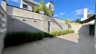 Casa Térrea Semi- Mobiliada com 3 Suítes para Locação no Condomínio Vila dos Manacás