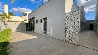 Casa Térrea Semi- Mobiliada com 3 Suítes para Locação no Condomínio Vila dos Manacás