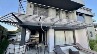 Sobrado de esquina mobiliado e decorado à Venda no Condomínio Vila dos Manacás