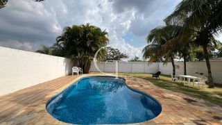 Casa com Piscina para Locação no Condomínio Theodora