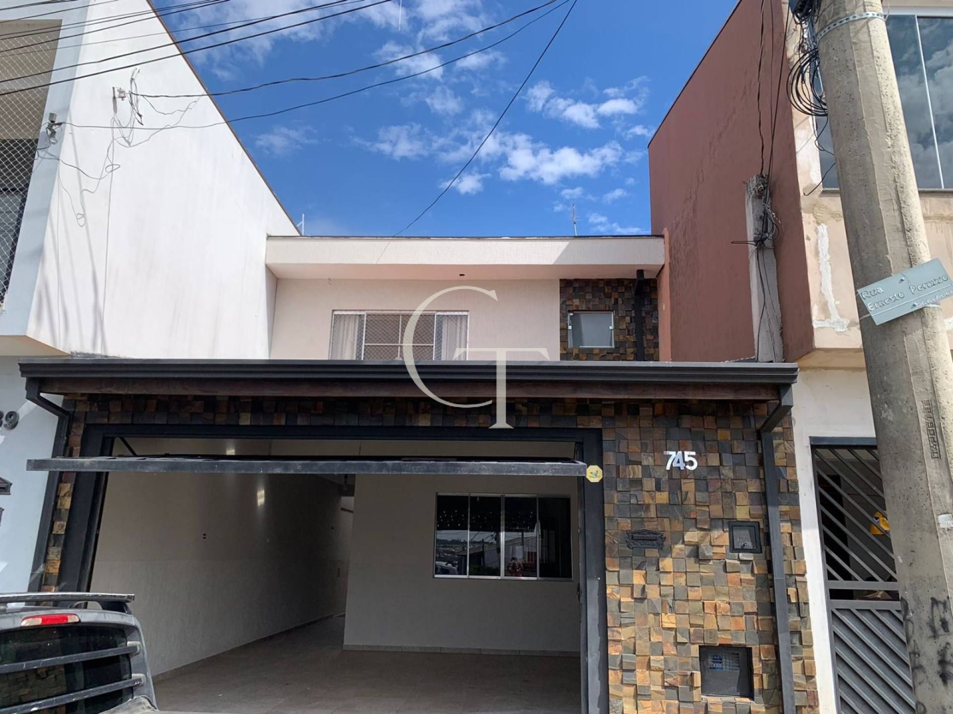 Casa à venda em bairro residencial Fabri – excelente estrutura e espaço para toda a família