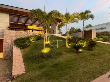 Residência Contemporânea com vista deslumbrante para as montanhas e um toque da charmosa Serra do Japi ao fundo, Condomínio Campos Santo Antônio II.