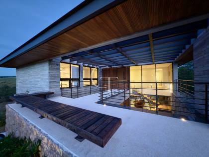 Residência Contemporânea com vista deslumbrante para as montanhas e um toque da charmosa Serra do Japi ao fundo, Condomínio Campos Santo Antônio II.