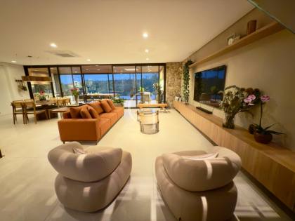 Residência Contemporânea com vista deslumbrante para as montanhas e um toque da charmosa Serra do Japi ao fundo, Condomínio Campos Santo Antônio II.