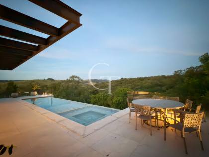 Residência Contemporânea com vista deslumbrante para as montanhas e um toque da charmosa Serra do Japi ao fundo, Condomínio Campos Santo Antônio II.