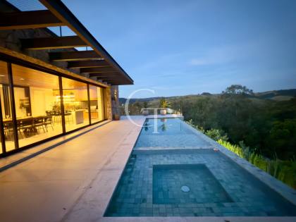 Residência Contemporânea com vista deslumbrante para as montanhas e um toque da charmosa Serra do Japi ao fundo, Condomínio Campos Santo Antônio II.