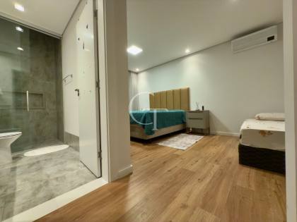 Residência Contemporânea com vista deslumbrante para as montanhas e um toque da charmosa Serra do Japi ao fundo, Condomínio Campos Santo Antônio II.