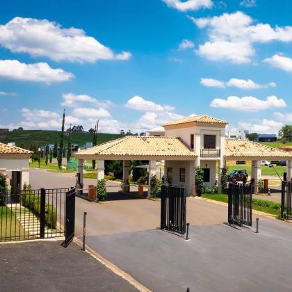 Residência Contemporânea com vista deslumbrante para as montanhas e um toque da charmosa Serra do Japi ao fundo, Condomínio Campos Santo Antônio II.