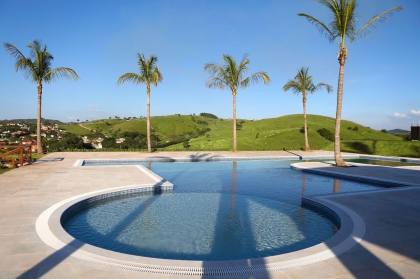 Residência Contemporânea com vista deslumbrante para as montanhas e um toque da charmosa Serra do Japi ao fundo, Condomínio Campos Santo Antônio II.