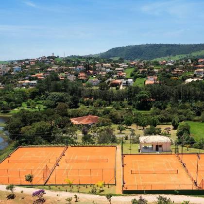 Residência Contemporânea com vista deslumbrante para as montanhas e um toque da charmosa Serra do Japi ao fundo, Condomínio Campos Santo Antônio II.