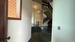 Excelente residência disponível para locação em um dos condomínios mais tradicionais e bem localizados da cidade.