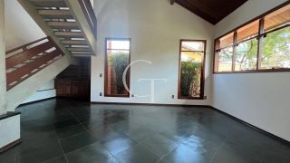 Excelente residência disponível para locação em um dos condomínios mais tradicionais e bem localizados da cidade.