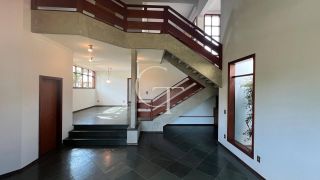 Excelente residência disponível para locação em um dos condomínios mais tradicionais e bem localizados da cidade.