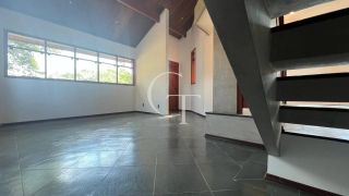 Excelente residência disponível para locação em um dos condomínios mais tradicionais e bem localizados da cidade.