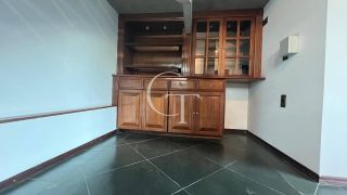 Excelente residência disponível para locação em um dos condomínios mais tradicionais e bem localizados da cidade.