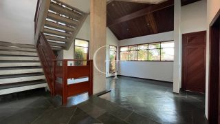 Excelente residência disponível para locação em um dos condomínios mais tradicionais e bem localizados da cidade.