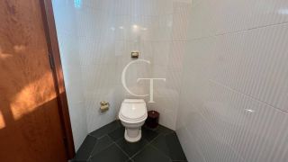 Excelente residência disponível para locação em um dos condomínios mais tradicionais e bem localizados da cidade.