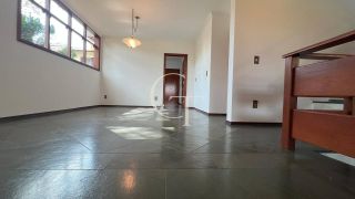 Excelente residência disponível para locação em um dos condomínios mais tradicionais e bem localizados da cidade.