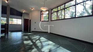 Excelente residência disponível para locação em um dos condomínios mais tradicionais e bem localizados da cidade.