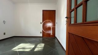 Excelente residência disponível para locação em um dos condomínios mais tradicionais e bem localizados da cidade.