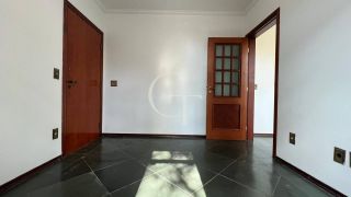 Excelente residência disponível para locação em um dos condomínios mais tradicionais e bem localizados da cidade.