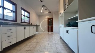 Excelente residência disponível para locação em um dos condomínios mais tradicionais e bem localizados da cidade.