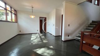 Excelente residência disponível para locação em um dos condomínios mais tradicionais e bem localizados da cidade.