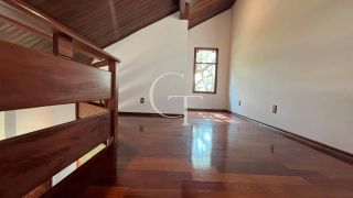 Excelente residência disponível para locação em um dos condomínios mais tradicionais e bem localizados da cidade.