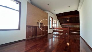 Excelente residência disponível para locação em um dos condomínios mais tradicionais e bem localizados da cidade.