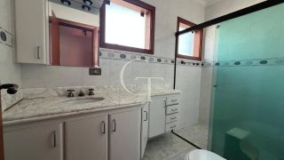 Excelente residência disponível para locação em um dos condomínios mais tradicionais e bem localizados da cidade.