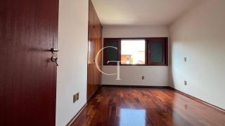 Excelente residência disponível para locação em um dos condomínios mais tradicionais e bem localizados da cidade.