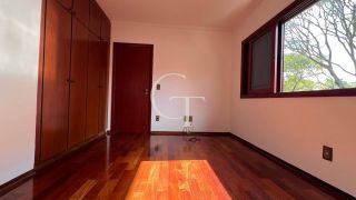 Excelente residência disponível para locação em um dos condomínios mais tradicionais e bem localizados da cidade.