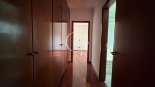 Excelente residência disponível para locação em um dos condomínios mais tradicionais e bem localizados da cidade.