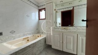 Excelente residência disponível para locação em um dos condomínios mais tradicionais e bem localizados da cidade.